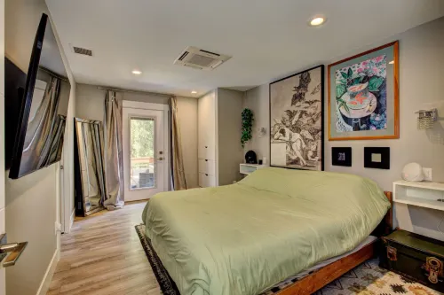 Luxurious Hot Tub and Expansive Backyard - Exquisite Garden Escape