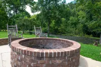 Lovely studio in riverfront community with firepit, pool, and full kitchen Hotels in Blount County