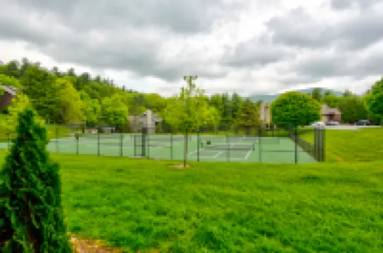 Tennis Access and Resort Amenities - Beautiful Mountain Haven