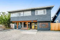 Amazing waterfront home with 360-degree view, chef's kitchen, game room & kayaks Hotels near Fay Bainbridge Park