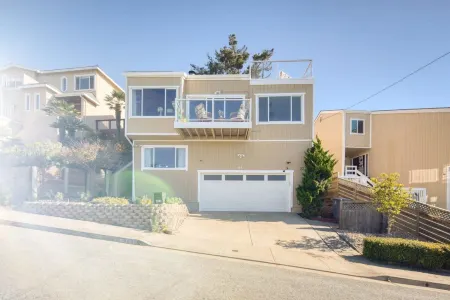 Panoramic Ocean Views and Rooftop Deck - Spacious Coastal Haven