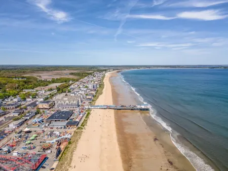 Private-Fenced Patio and Sophisticated Kitchen - Tranquil Beach Haven Отели в г. Олд-Орчард-Бич