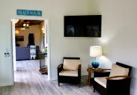 Walking Distance to Private Beach and Charming Cottage - Beautiful Coastal Retreat