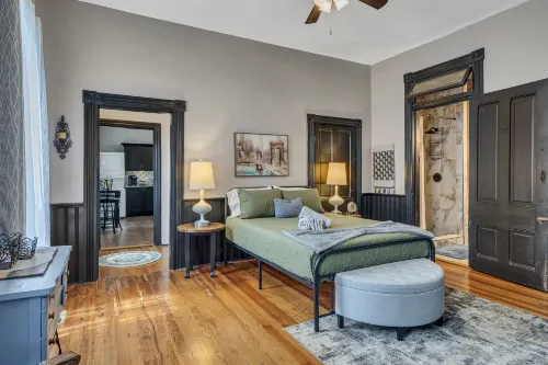 Stylish Furnishings and Fully Stocked Kitchen - Charming Oasis Hotels in Clarksville