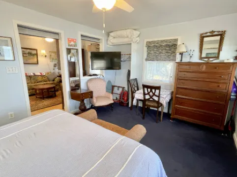 Soundfront Sandy Beach and Stunning Views - Cozy Romantic Getaway