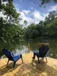 Stunning 5 Bed Waterfront Oasis with Deck over the River