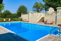 Golf course views with pool access, balcony & grill - prime location