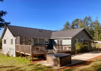 Expansive Land and Hot Tub Bliss - Enchanting Coastal Retreat 나바로 리버 레드우즈 주립공원 주변 호텔