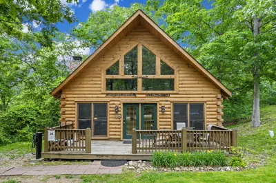 Charming Cabin with Hot Tub and Scenic Views - Cozy Family Retreat Big Cedar Lodge附近的飯店