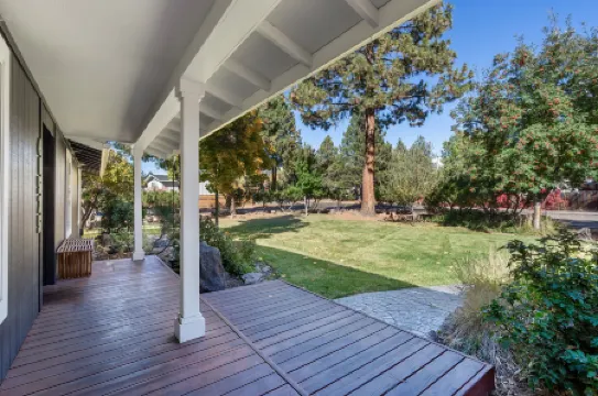 Spacious Hot Tub and Gourmet Kitchen - Charming Stylish Haven