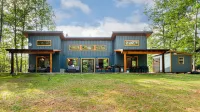 Bubbling Hot Tub and Mountain Views - Stunning Modern Retreat