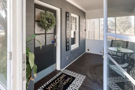 Historic District cottage near it all with dog-friendly yard & screened porch Отели в г. Кристл-Лейк