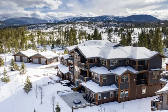 Mountain Views and Gourmet Kitchen - Cozy Family Retreat