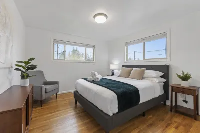 Gorgeous Retreat - Spacious Home with BBQ Deck & WiFi