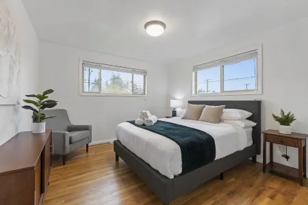 Large Decked Backyard with BBQ and Outdoor Seating - Cozy Charming Retreat Отели рядом с достопримечательностью «Роозенгаард»