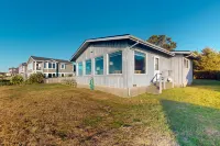 Dog-friendly cottage on the bluff with unobstructed ocean views