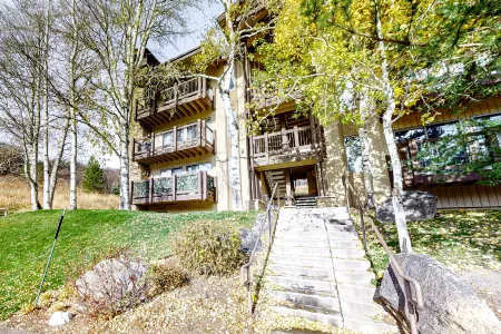 Lovely getaway minutes from ski slopes with mountain views, fireplace, & balcony