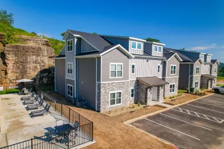 Stylish Branson home with pool, AC, & no stairs - 5 minutes to Branson strip