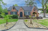 Hot Tub and Fenced Yard for Relaxation - Charming Cottage Retreat Hotel a West Columbia