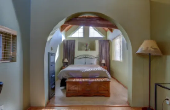 Peek of Mt Hood and Private Enclosed Yard - Charming Cozy Retreat