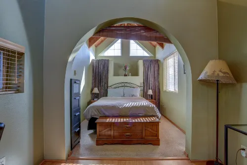 Peek of Mt Hood and Private Enclosed Yard - Charming Cozy Retreat