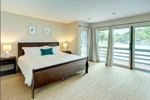 Sparkling Pool and Scenic Lake Views - Exquisite Waterfront Retreat Hotels in Steele Creek