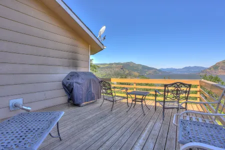 Breathtaking River Views and Cozy Comforts - Stunning Scenic Retreat
