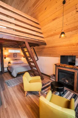 Private Soaking Tub and River Views - Serene Scandinavian Escape Hotels near Washington Backcountry Discovery Route