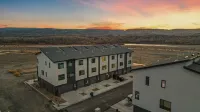 Rivers & Ridges Basecamp – Stylish 3BR Townhome Near Adventure & Wineries!