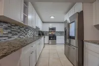 3-bedroom house in charming Royal Palm Beach with AC, WiFi, barbecue