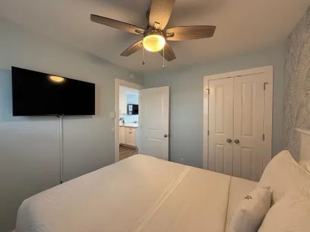 Cozy Poolside Hideaway 2 Blocks to Beach - 4 Beach Badges + Linens & Towels