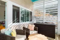 Spacious Home with Ocean View and Gardens - Vibrant Charming Retreat