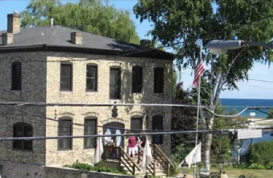 Beautiful Century old Apartments-Apt B