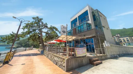 Geoje Break Time Pension Отели рядом с достопримечательностью «Hakdong Mongdol Beach»