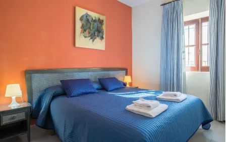 Apartamentos Larga 70 Отели рядом с достопримечательностью «Плайя де ла Пунтилья»