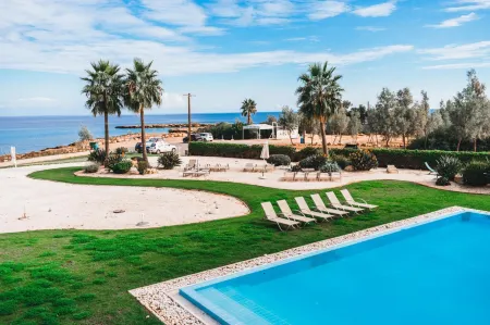 Protaras Thalassa Beachfront Suite Отели рядом с достопримечательностью «Magic Dancing Waters Live Show»