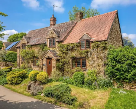 Tom Callows Gorgeous Cottage Oxfordshire Hotels in Cherwell