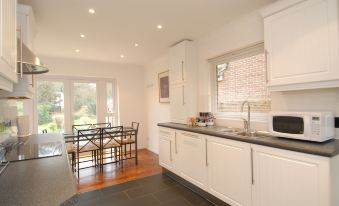 Abacus Bed and Breakfast, Blackwater, Hampshire