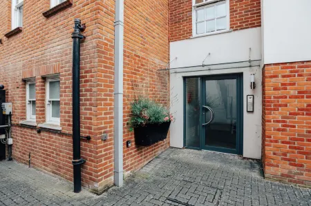 Henley Town Centre with Parking