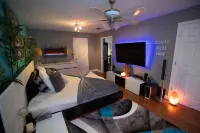 Gorgeous Urban Oasis W/Hot Tub, Heated Pool and Private Movie Theater 3 Bedroom Home by Redawning - balcony