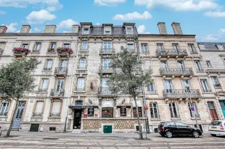 Cit'Hotel la Résidence Отели рядом с достопримечательностью «Basilique Notre-Dame-de-Lourdes»