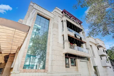 Modern Comfort Stays at Swarop Nagar Kanpur Отели рядом с достопримечательностью «Moti Jheel»