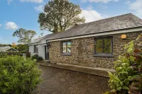 Hazelglade Cottage - Hot Tub, Games Room, Pet Friendly Hotels in Saundersfoot