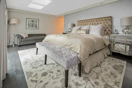 Rosellen Suites at Stanley Park Отели рядом с достопримечательностью «Spirit Gallery»