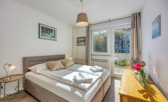 West Oasis with Terrace - Happy Rentals