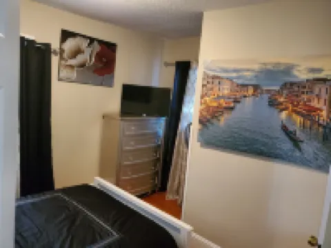 Upscaled Home in a Quiet Neighborhood Hotels in Springfield