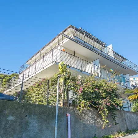 Beachy Vibes- 900m from the Beach