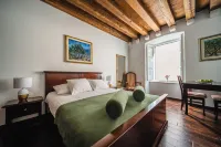 Sunce Palace Apartments with Free Offsite Parking - Kitchen