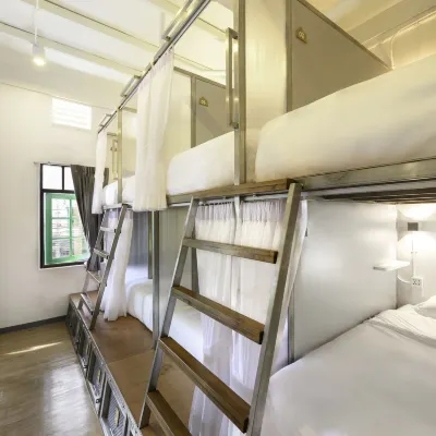 Rest IS More Hostel Hotels near وات ساكت راتشاوراويهان (الجبل الذهبي)
