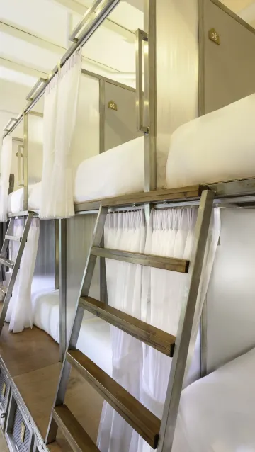 ห้องพักรวมชายหญิงแบบ 8 เตียง